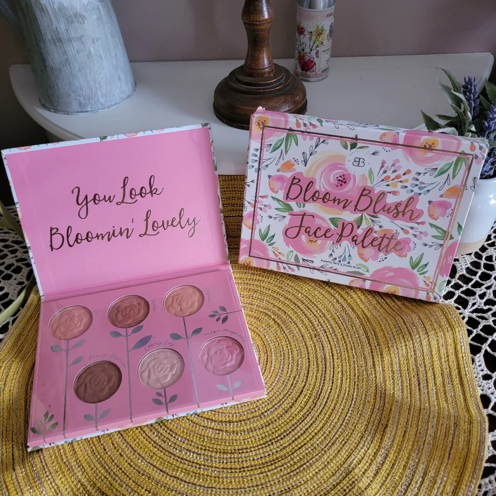 🎉❤️🎉HP -Bloomin' Blush Face Pallette